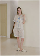 Load image into Gallery viewer, [PRE-ORDER] 2026 S/S 100% 국내산 생산&amp;고퀄리티 "블루 리본 반소매 카라넥 2pc 잠옷(+커플가능)